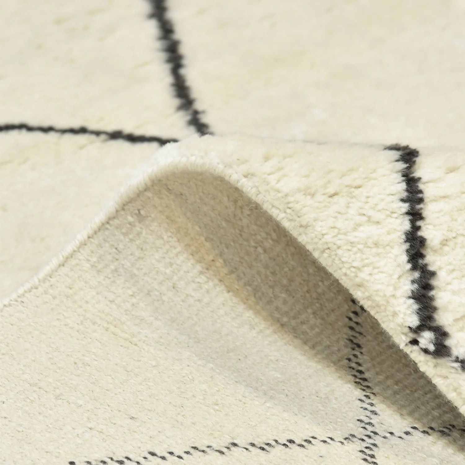 Ivory Moroccan Diamond Shag Rug - 8' x 10'