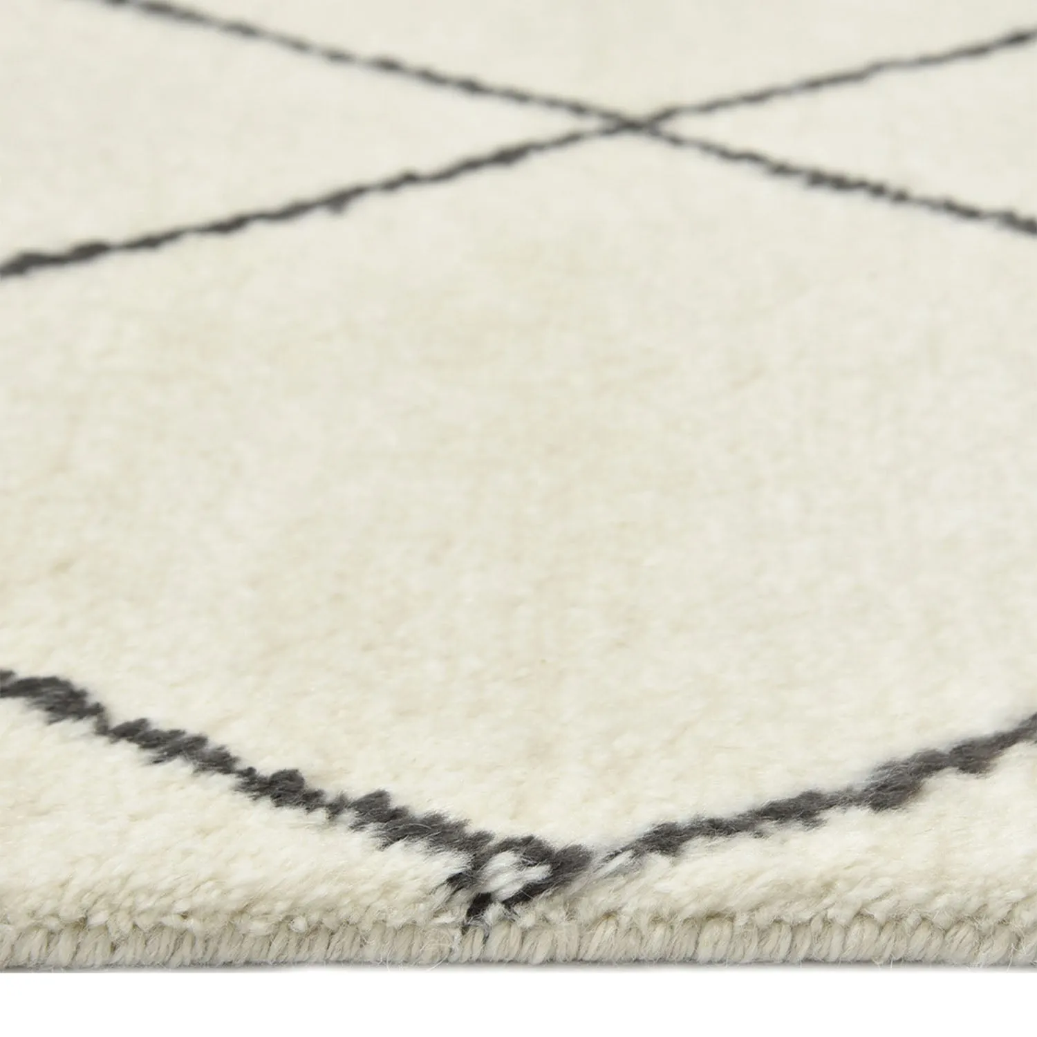 Ivory Moroccan Diamond Shag Rug - 8' x 10'